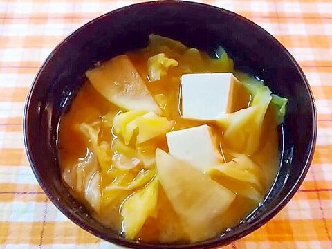 キャベツと豆腐と大根の味噌汁